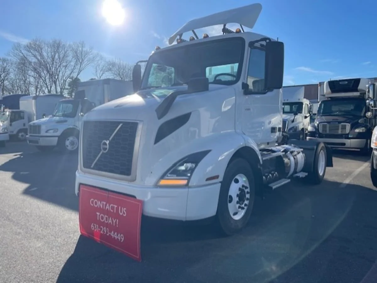 2019 Volvo VNR 660 in Farmingdale, NY