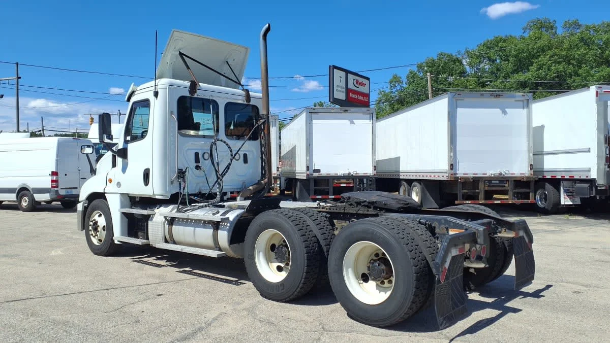 2019 Freightliner Cascadia in Warwick, RI — photo 6
