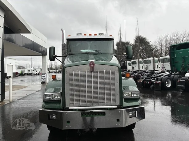 2010 Kenworth T800 - image 2