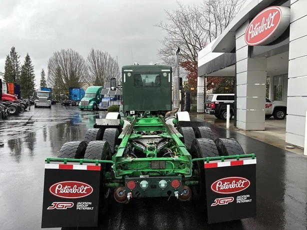 2010 Kenworth T800 - image 5