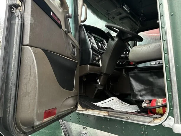 2010 Kenworth T800 - image 16