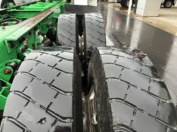 2010 Kenworth T800 - image 7