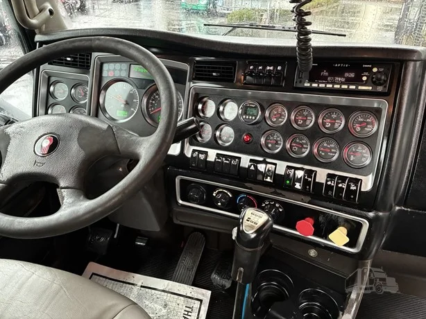 2010 Kenworth T800 - image 14