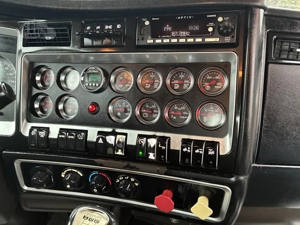 2010 Kenworth T800 - image 15