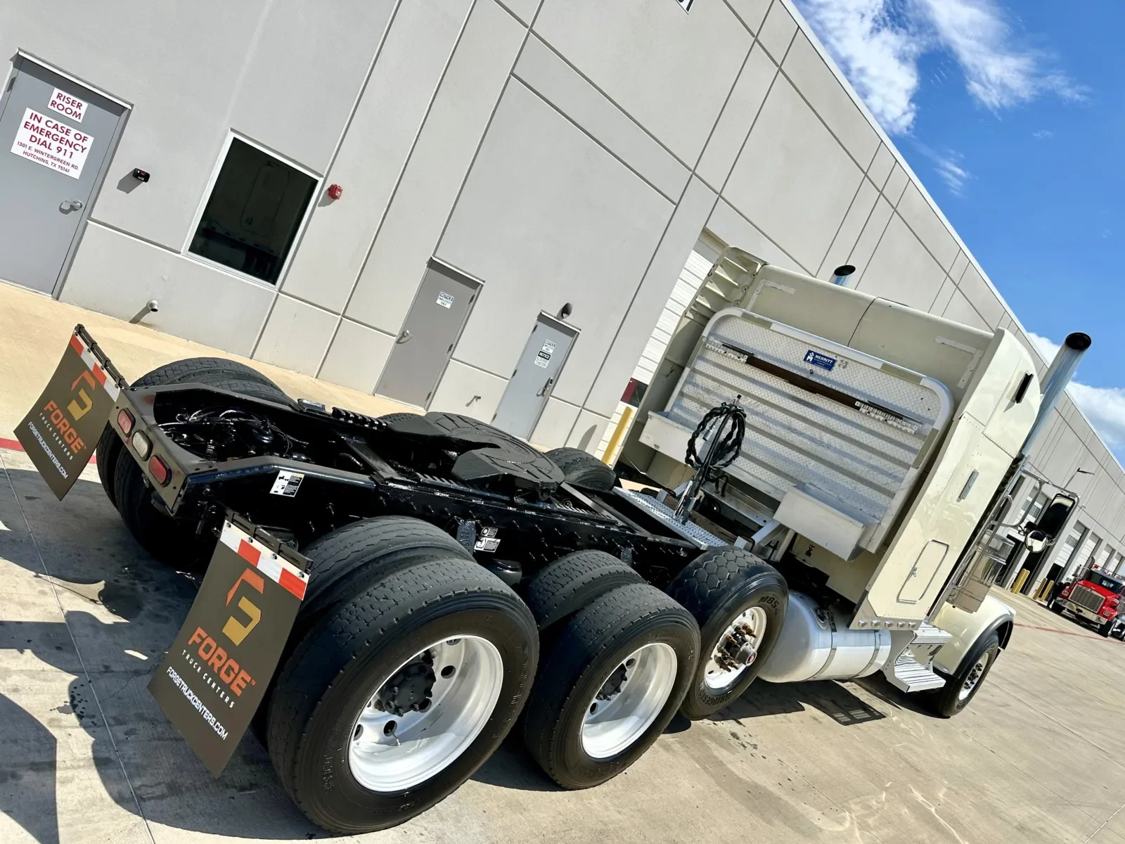 2019 Peterbilt 389 in Hutchins, TX — photo 11