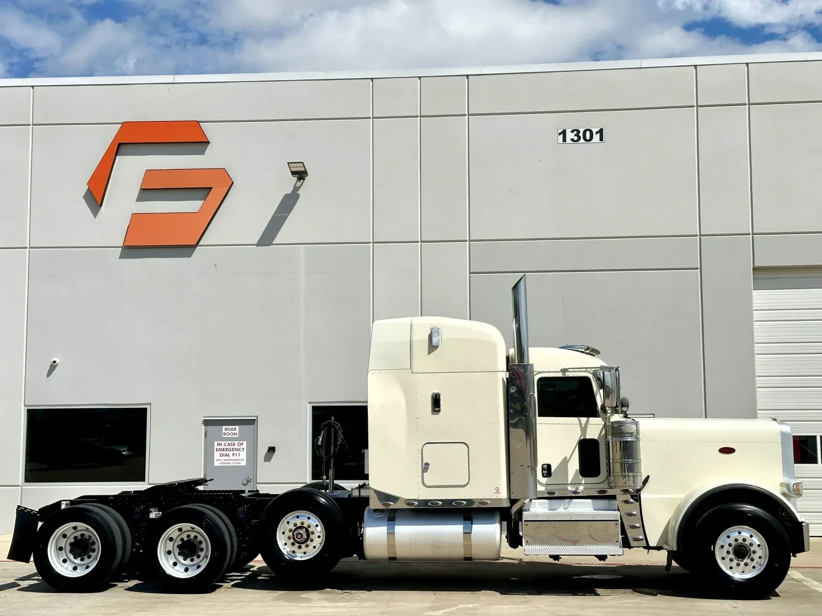 2019 Peterbilt 389 in Hutchins, TX — photo 3