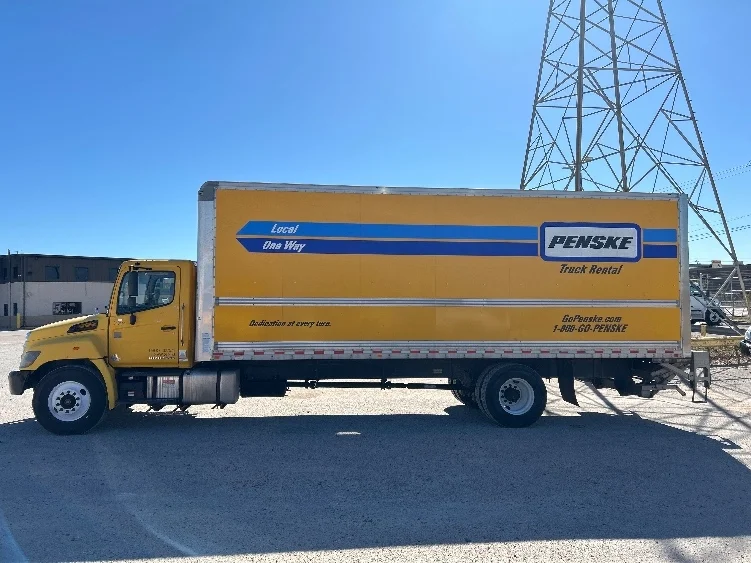 2020 Hino 268 - image 4