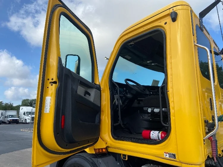 2020 Freightliner Cascadia in San Antonio, TX — photo 9