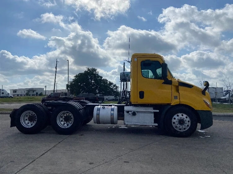 2020 Freightliner Cascadia in San Antonio, TX — photo 8