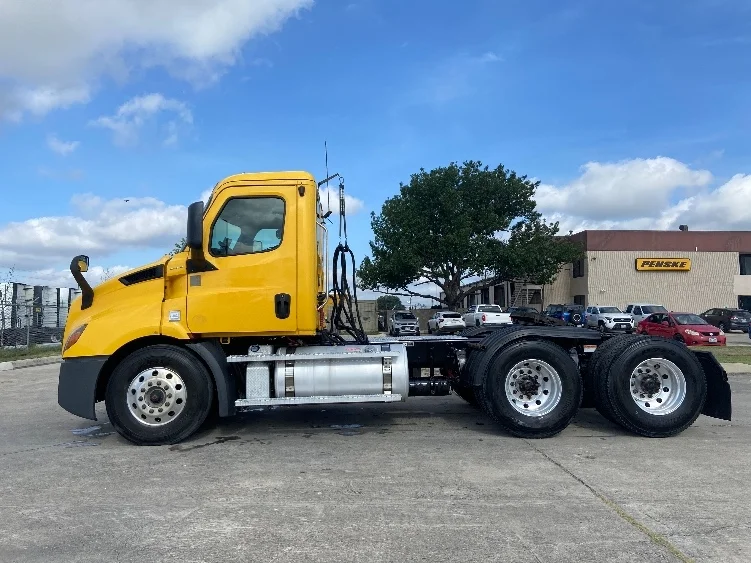 2020 Freightliner Cascadia in San Antonio, TX — photo 4