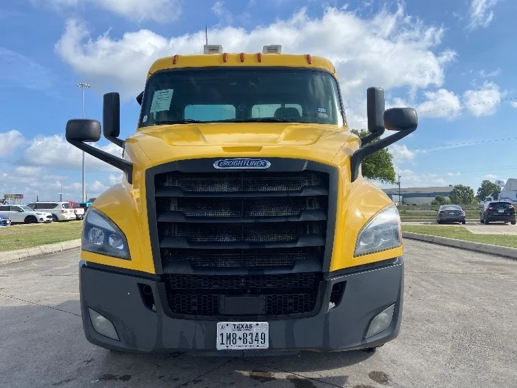 2020 Freightliner Cascadia in San Antonio, TX — photo 2