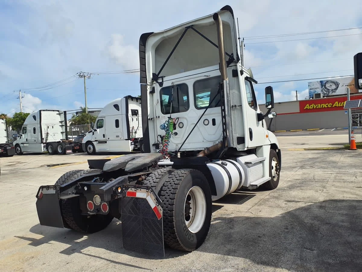 2019 Freightliner Cascadia in Miami, FL — photo 4