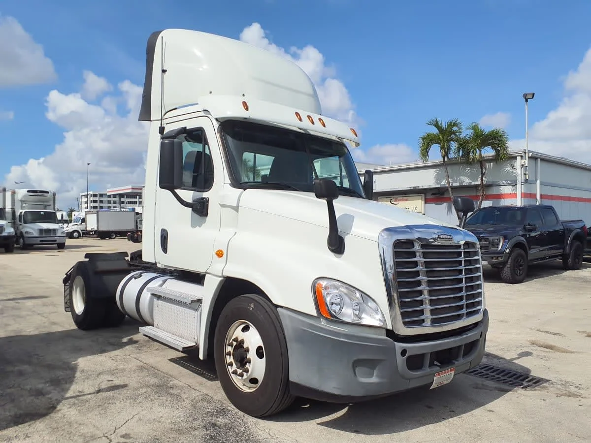 2019 Freightliner Cascadia in Miami, FL — photo 3