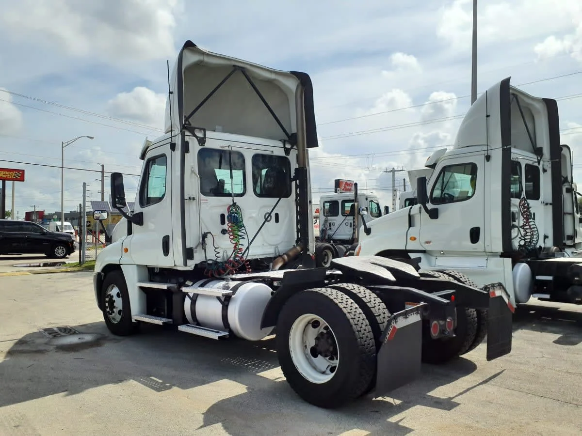2019 Freightliner Cascadia in Miami, FL — photo 6