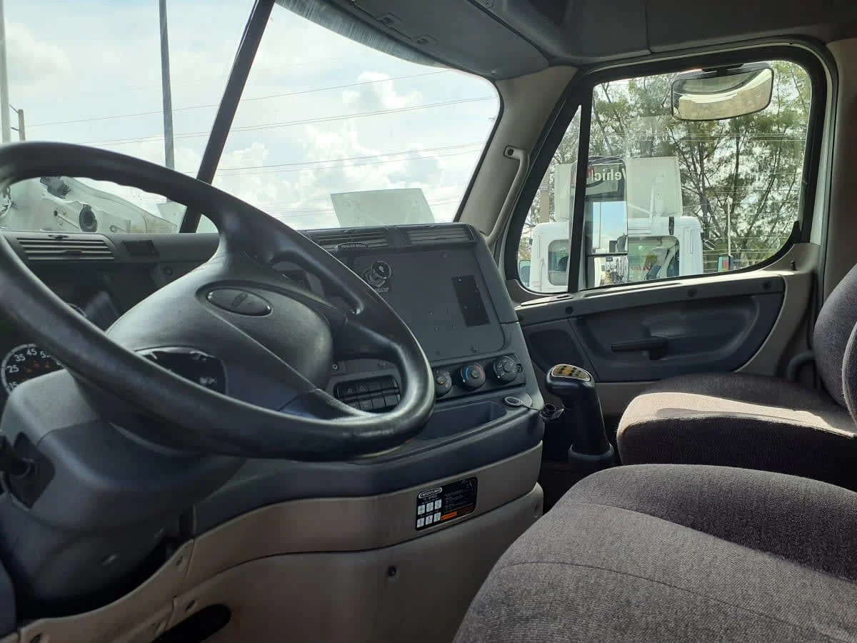 2019 Freightliner Cascadia in Miami, FL — photo 7