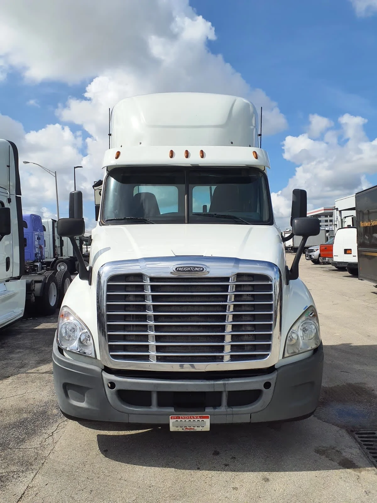 2019 Freightliner Cascadia in Miami, FL — photo 2