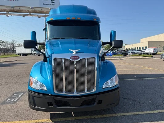 2022 Peterbilt 579 in Denver, CO — photo 2