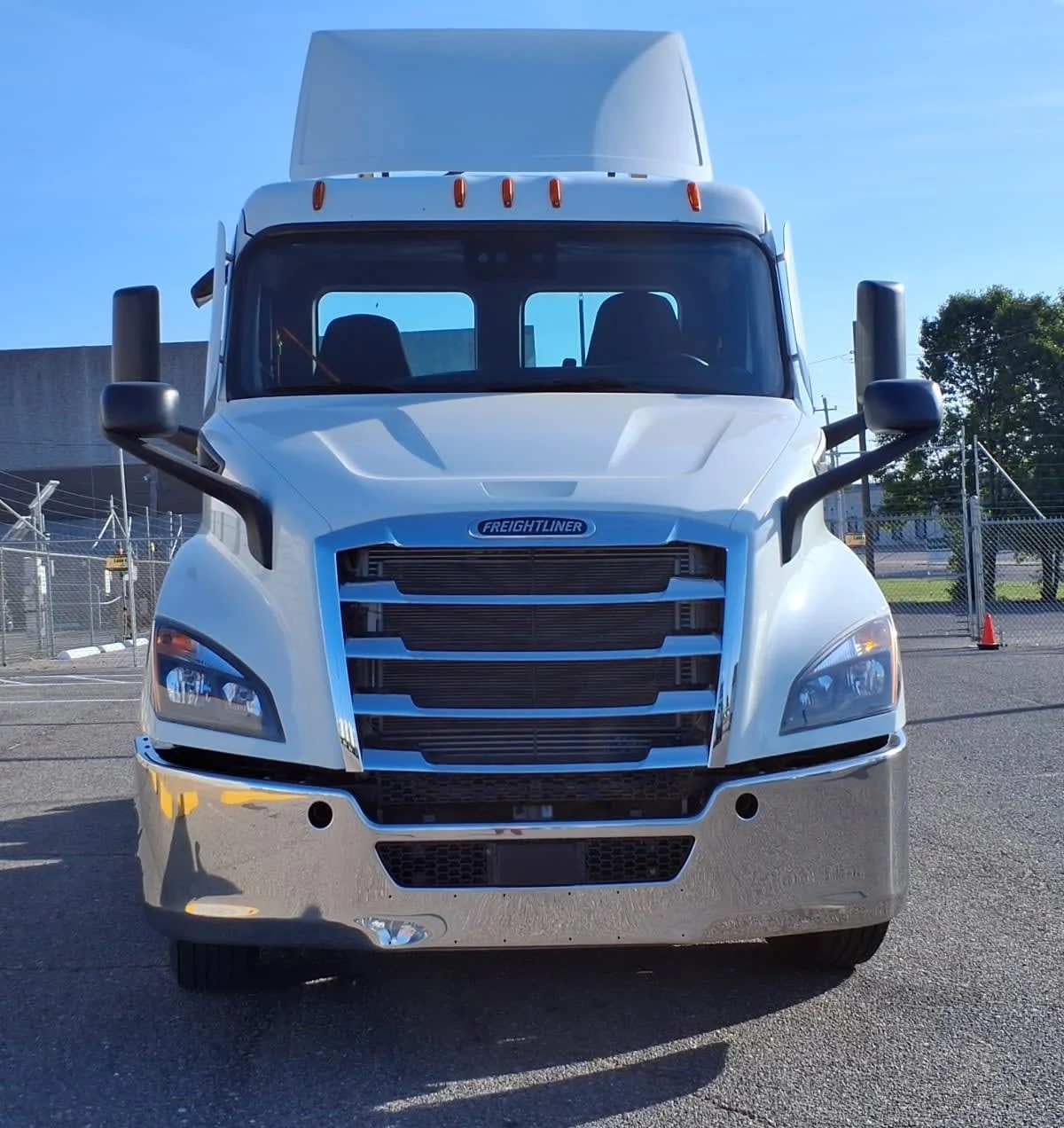 2020 Freightliner Cascadia in Memphis, TN — photo 2