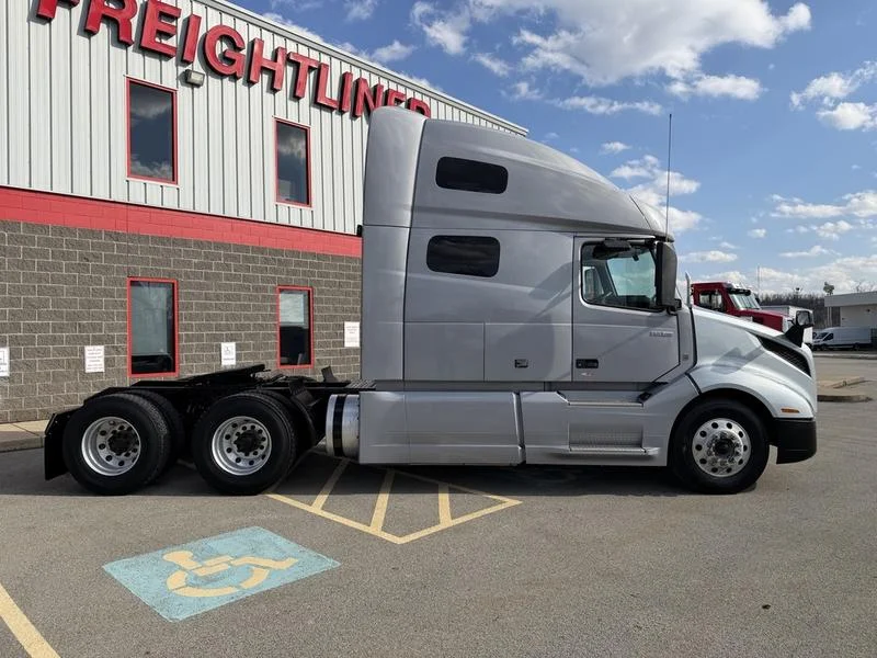 2022 Volvo VNL 760 - image 4