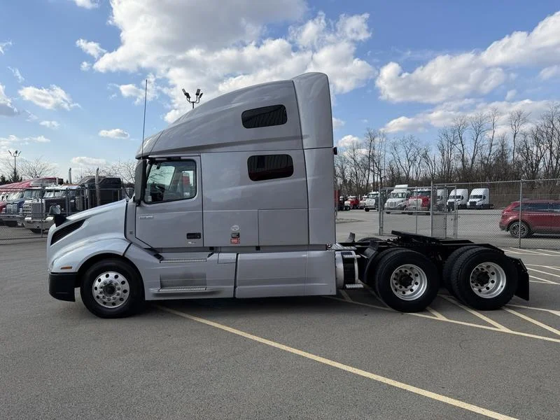2022 Volvo VNL 760 - image 8