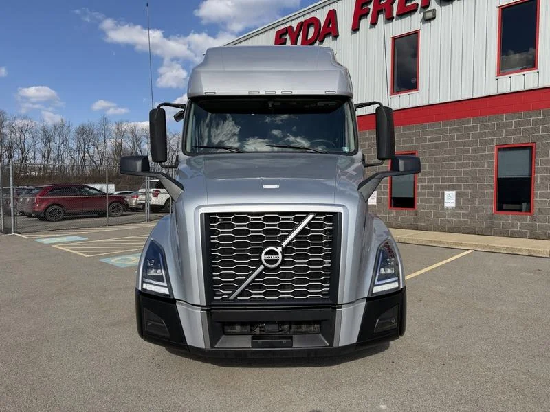2022 Volvo VNL 760 - image 2