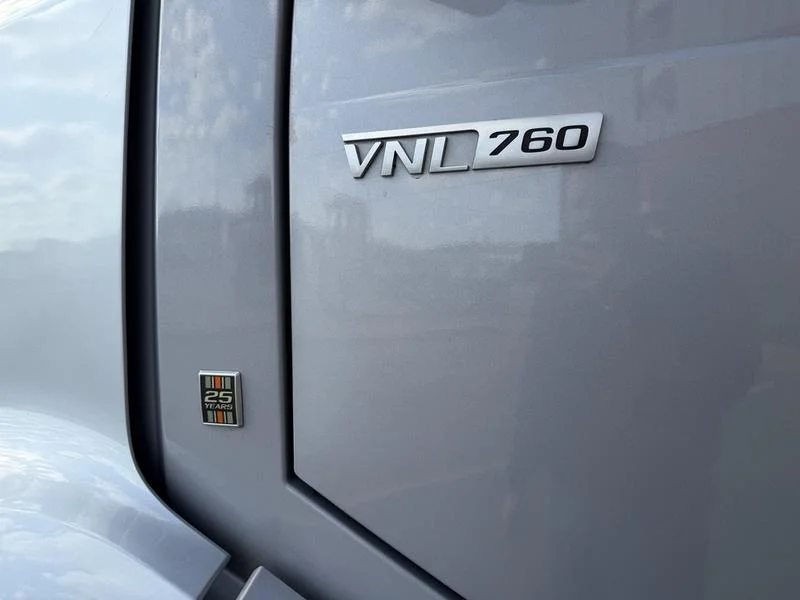 2022 Volvo VNL 760 - image 9