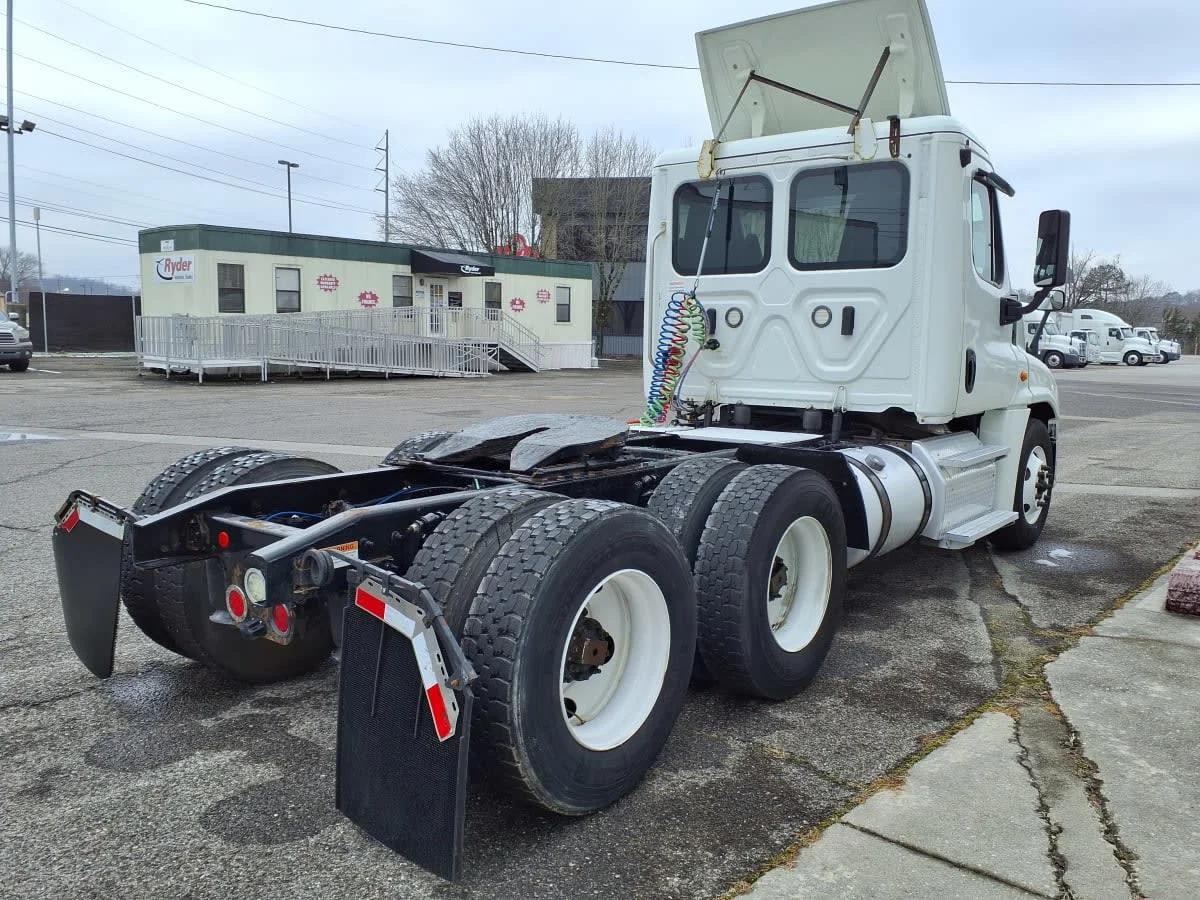 2019 Freightliner Cascadia in Knoxville, TN — photo 4
