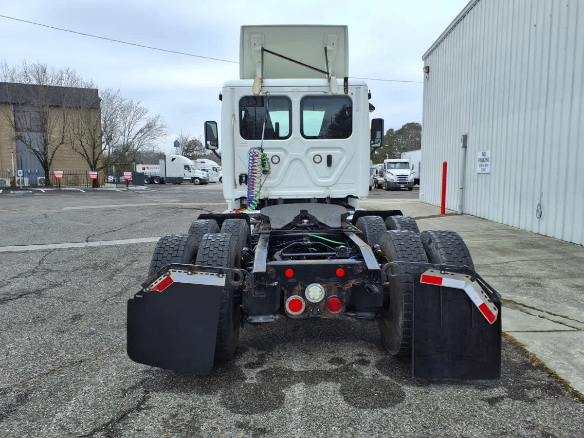 2019 Freightliner Cascadia in Knoxville, TN — photo 5