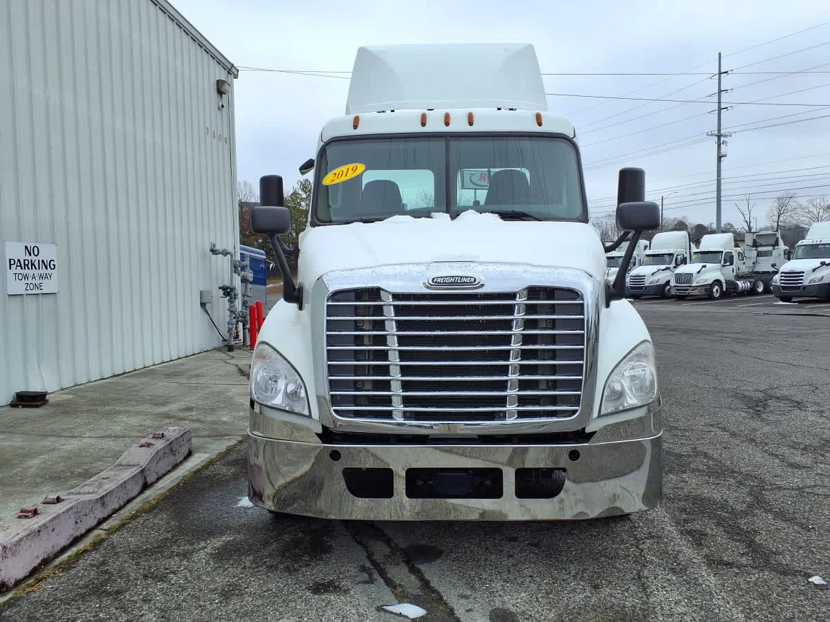 2019 Freightliner Cascadia in Knoxville, TN — photo 2