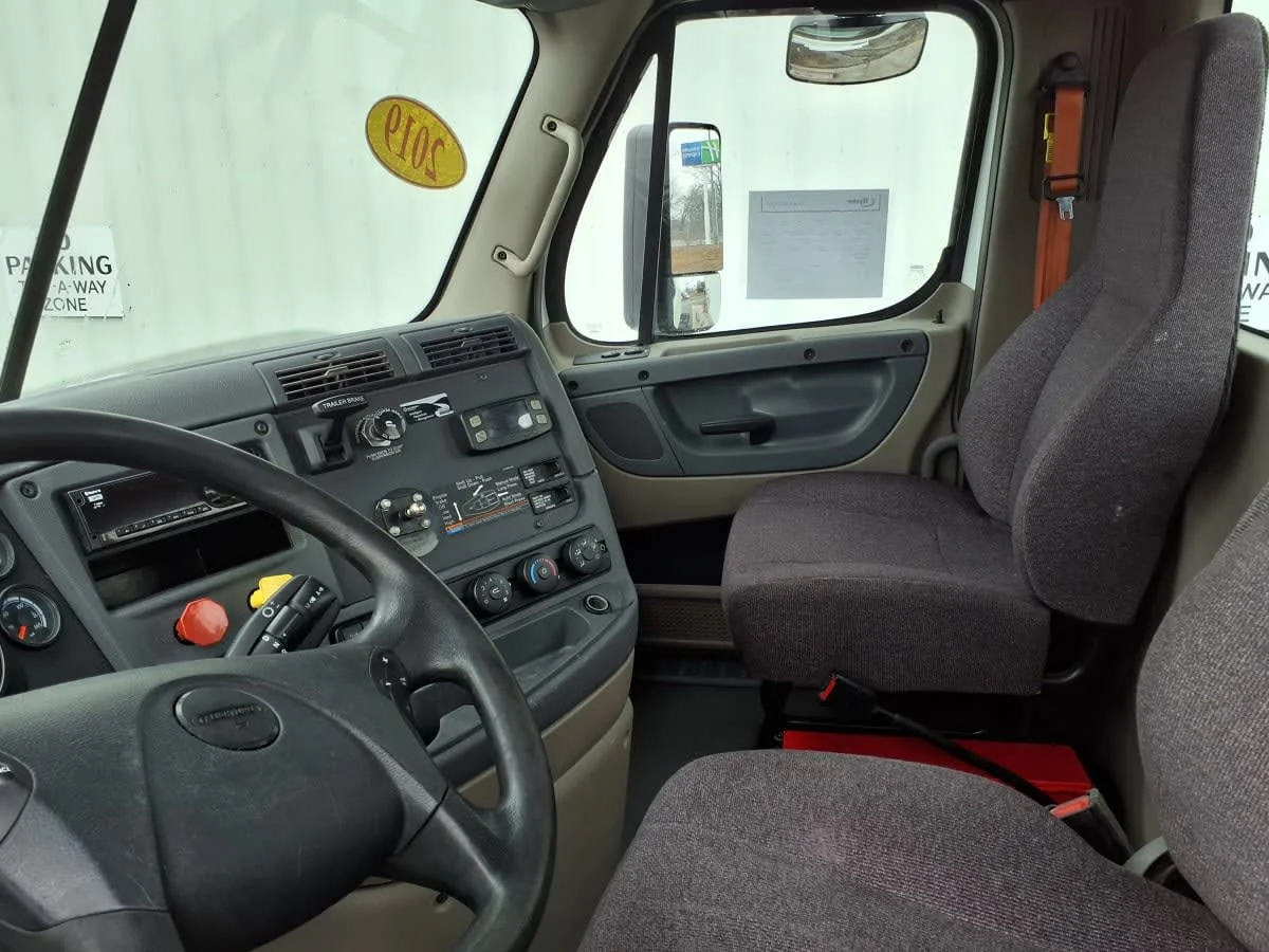 2019 Freightliner Cascadia in Knoxville, TN — photo 7