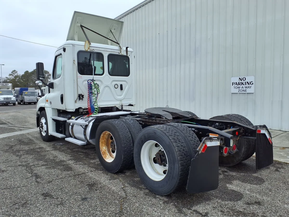 2019 Freightliner Cascadia in Knoxville, TN — photo 6