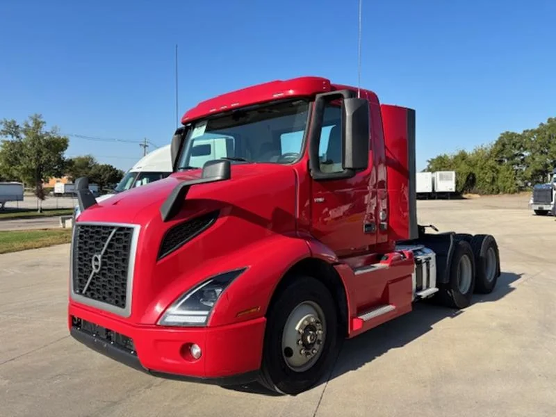 2020 Volvo VNR 640 in Cedar Rapids