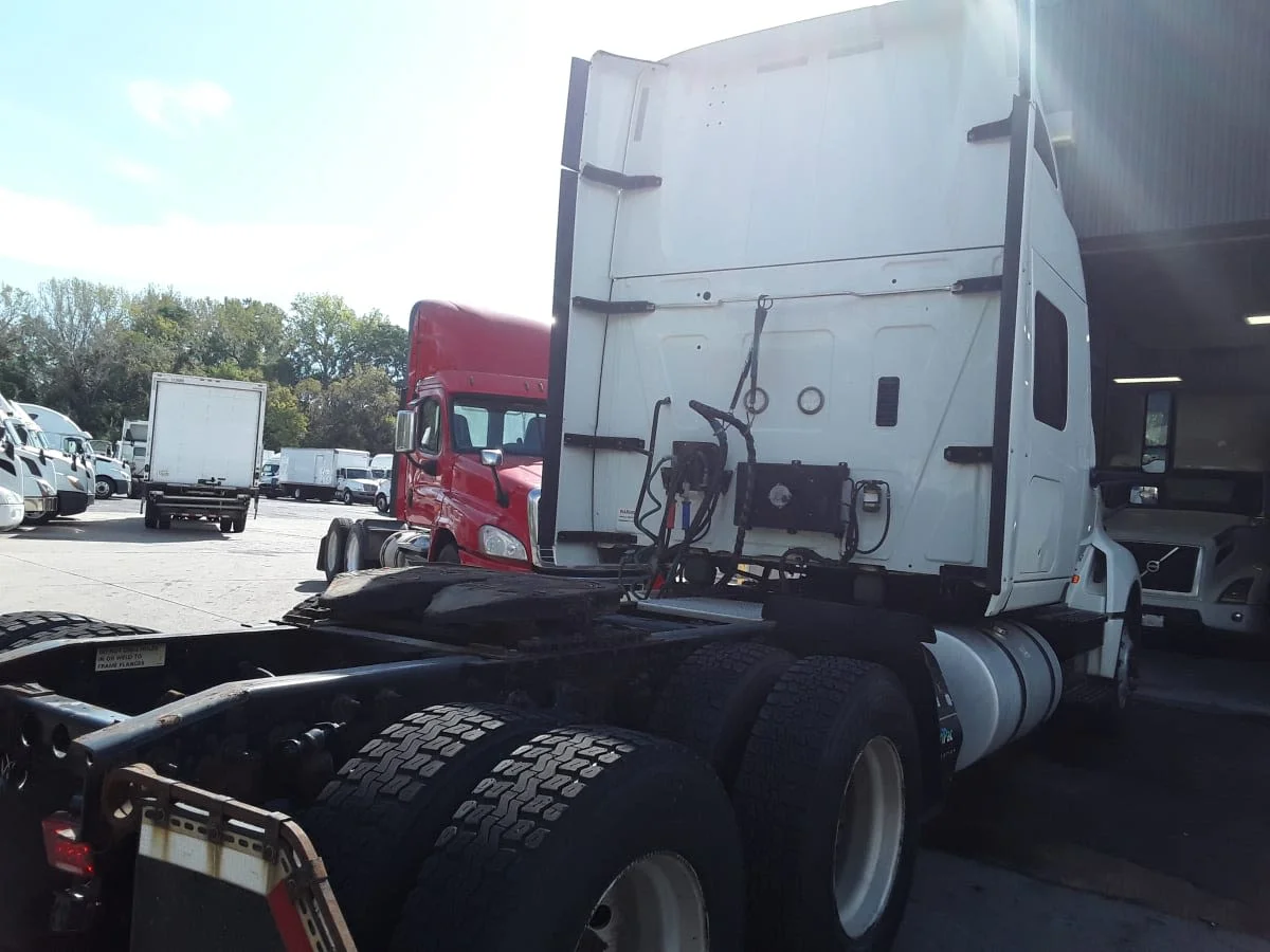 2020 International LT - image 4