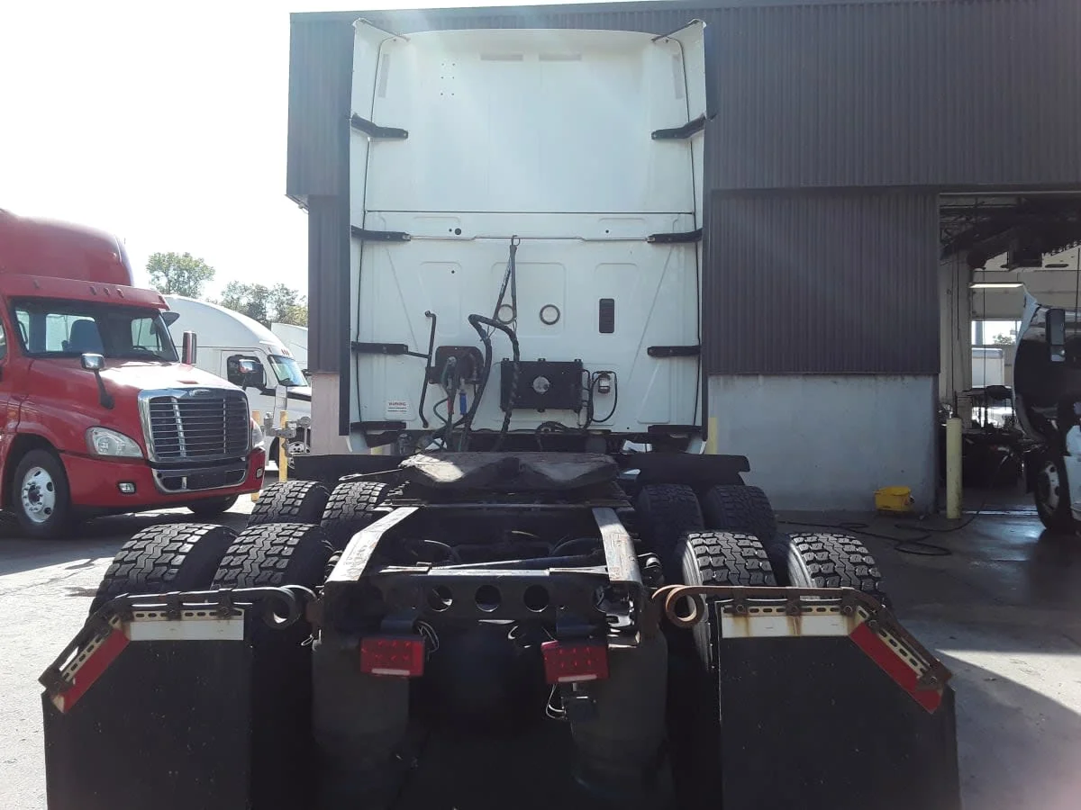 2020 International LT - image 5