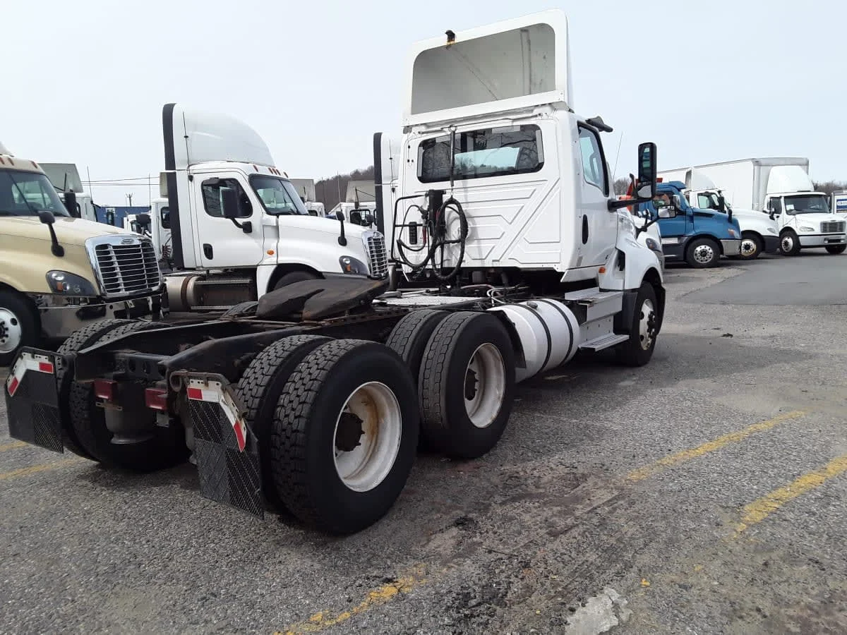 2019 International LT - image 4