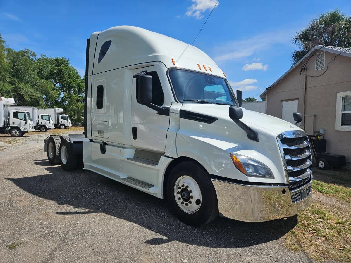 2022 Freightliner Cascadia in Orlando, FL — photo 3