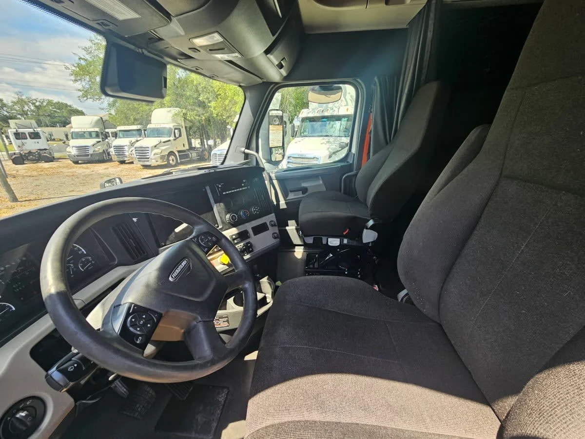 2022 Freightliner Cascadia in Orlando, FL — photo 7