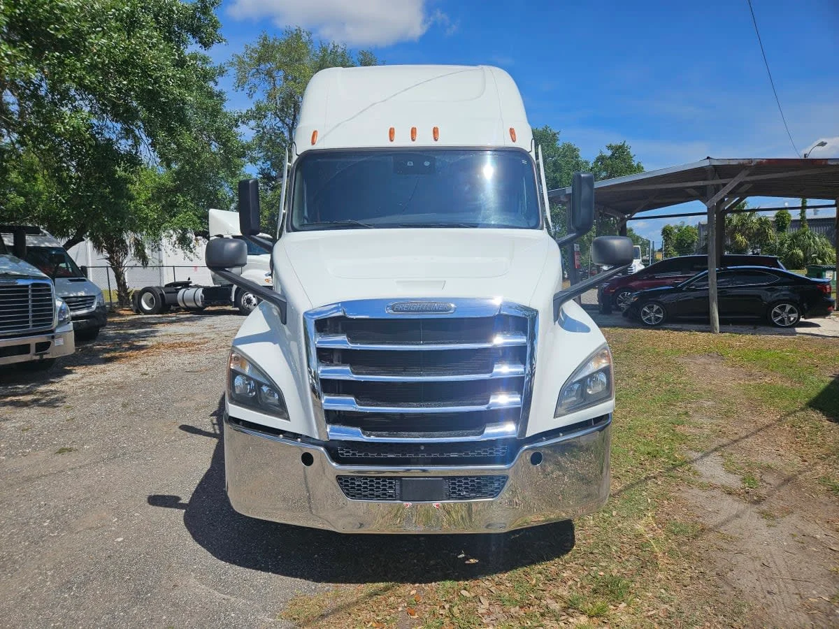 2022 Freightliner Cascadia in Orlando, FL — photo 2