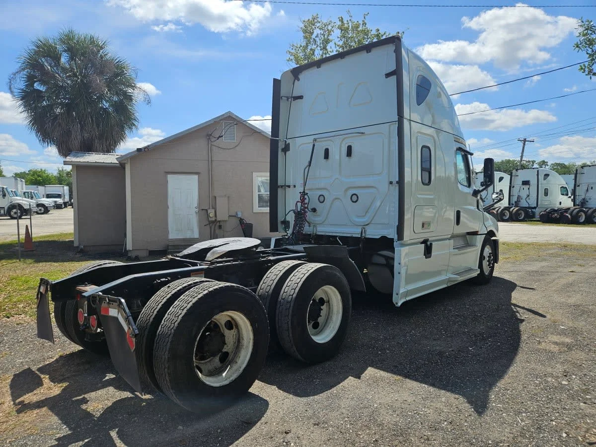 2022 Freightliner Cascadia in Orlando, FL — photo 4