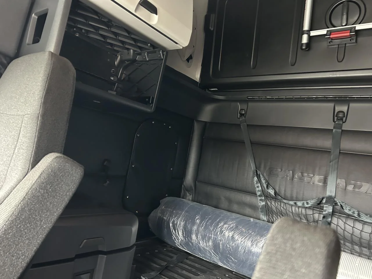 2027 Freightliner Cascadia in Pacific, WA — photo 8
