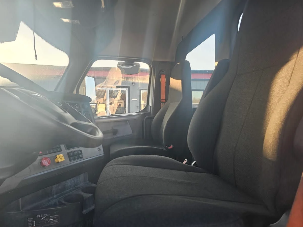 2021 Freightliner Cascadia in North Little Rock, AR — photo 7