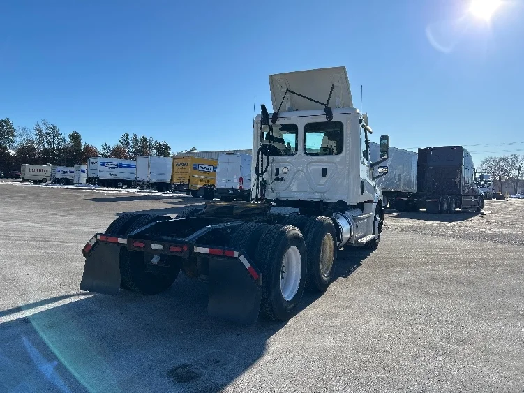 2019 Freightliner Cascadia in Brooklyn Park, MN — photo 7