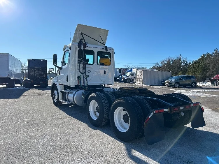 2019 Freightliner Cascadia in Brooklyn Park, MN — photo 5