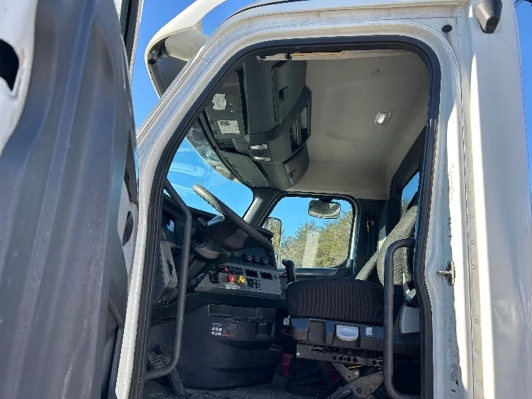2019 Freightliner Cascadia in Brooklyn Park, MN — photo 8