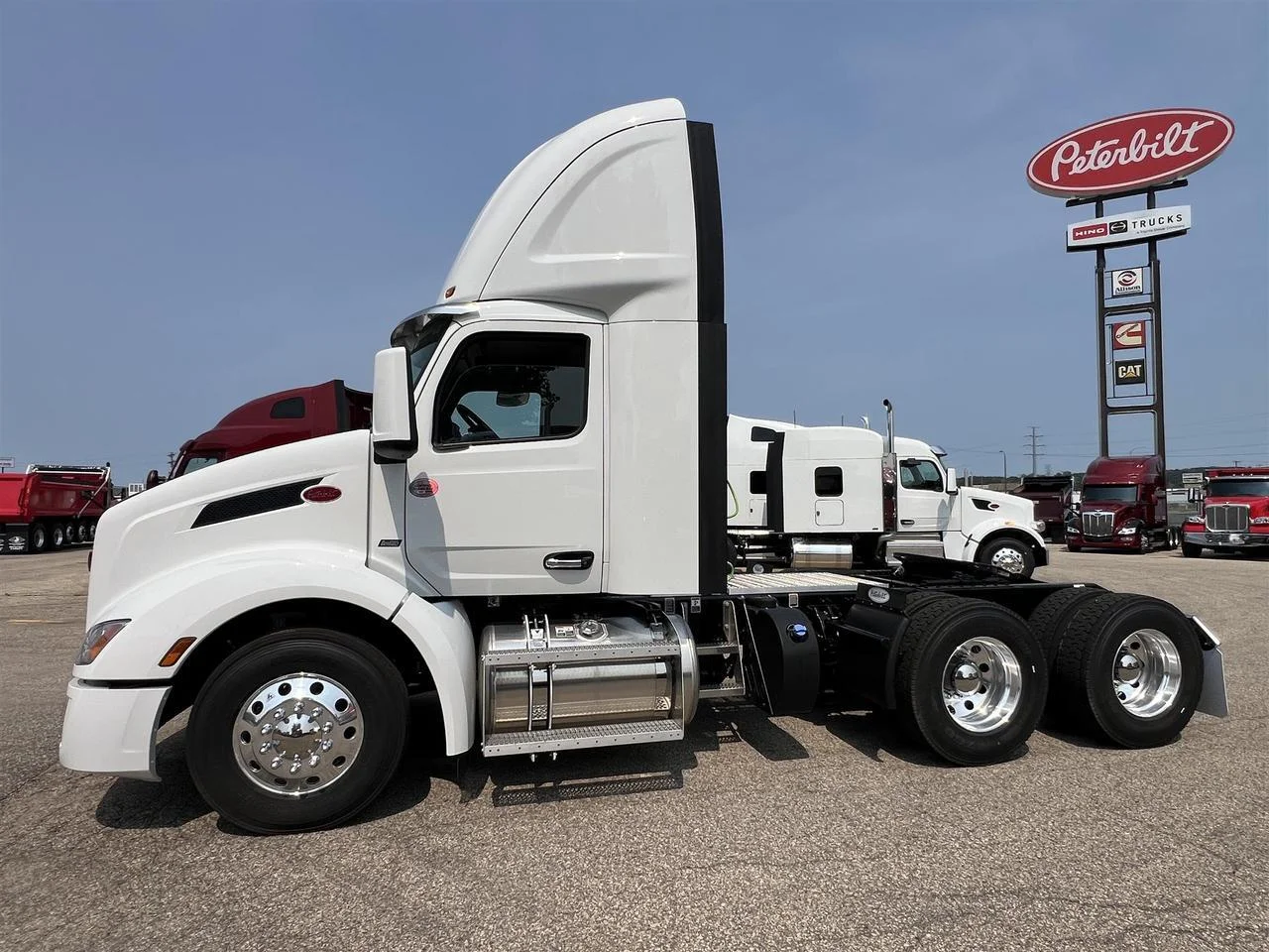 2027 Peterbilt 579 in South St. Paul, MN — photo 4