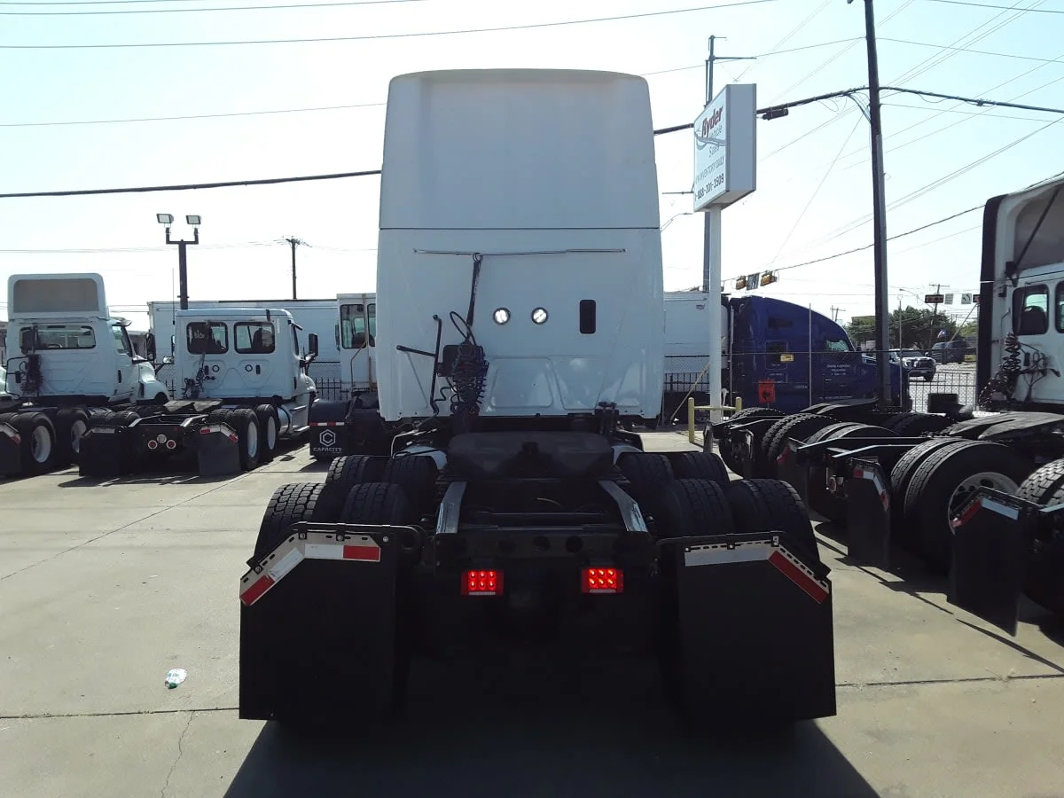 2020 International LT - image 5