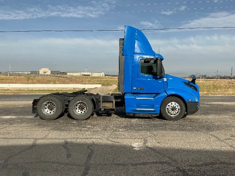 2021 Volvo VNL 300 - image 8