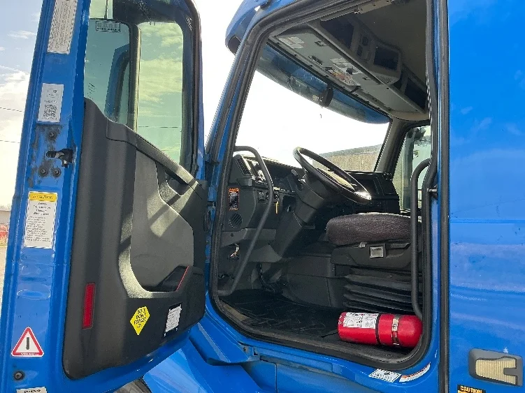 2021 Volvo VNL 300 - image 9