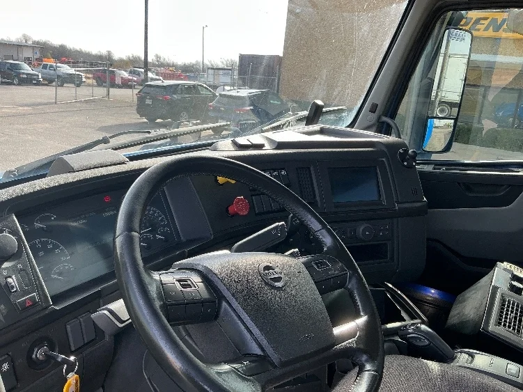2021 Volvo VNL 300 - image 10