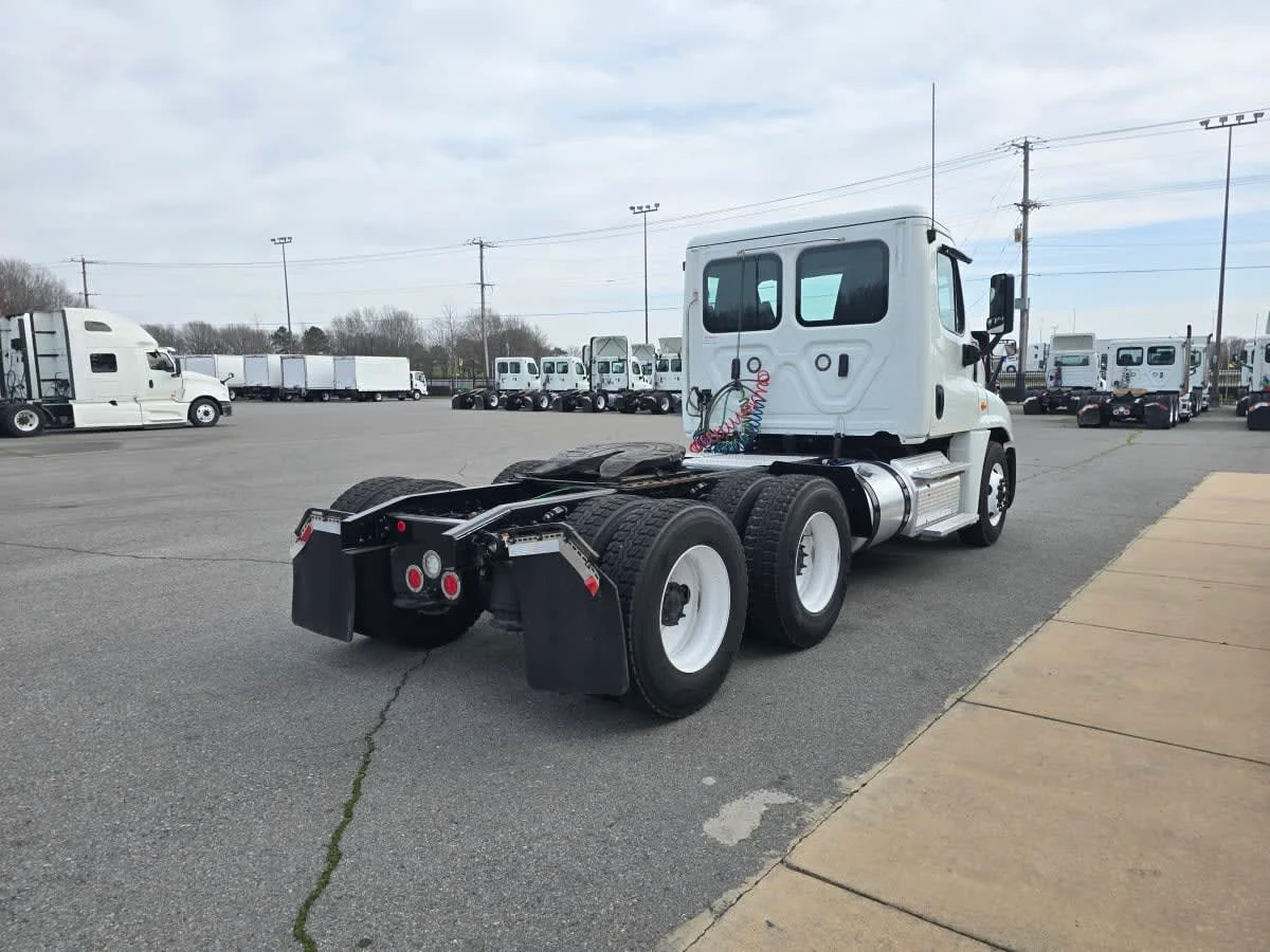 2019 Freightliner Cascadia - image 4